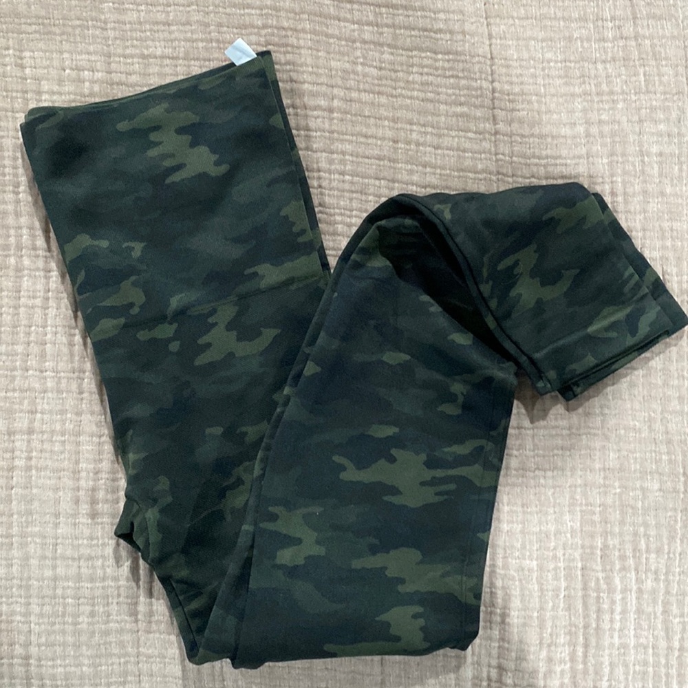 Spanx Look at me Now Seamless Camo leggings sz lg
